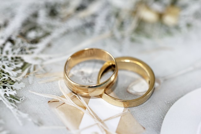 Het verschil tussen wettelijk- en ceremonieel trouwen